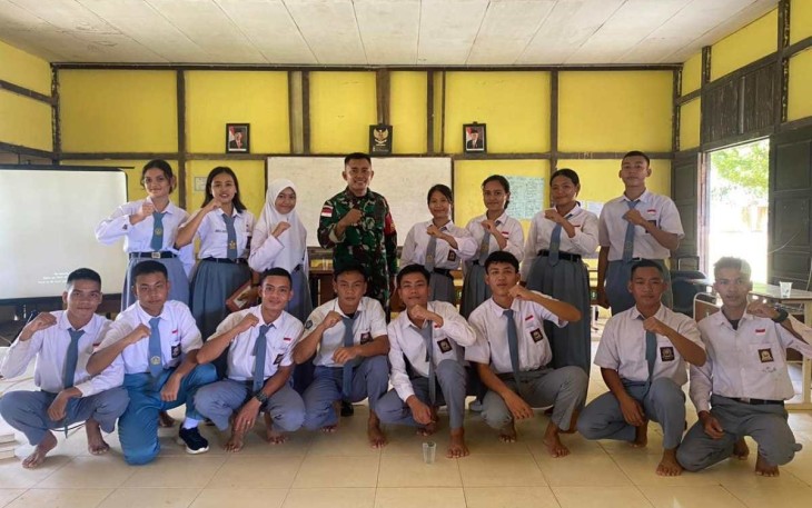 Satgas Pamtas RI-Malaysia Yonzipur 5/ABW bersinergi dengan POLRI mengadakan kegiatan pembekalan siswa SMAN 1 Ketungau hulu, Desa Senaning, Kecamanan Ketungau hulu, Kabupaten Sintang, Senin (13/1/2024)