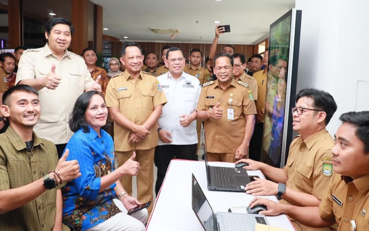 Menteri Dalam Negeri Tito Karnavian dan Menteri Perumahan dan Kawasan Permukiman (PKP) Maruar Sirait dalam peresmian Gedung Mal Pelayanan Publik (MPP) dan Rumah Susun Sewa (Rusunawa) di Kota Tangerang, Selasa (14/1/2025)