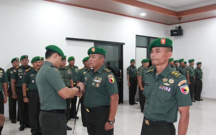 Komandan Kodim (Dandim) 0807/Tulungagung, Letnan Kolonel Kav Mohammad Nashir, S.Hub.Int, memimpin kegiatan Pisah Sambut Kepala Staf Kodim (Kasdim) Tulungagung dan Serah Terima Jabatan (Sertijab) Danramil yang berlangsung di Aula Pandu Sakti, Kodim Tulungagung, Jalan Jaksa Agung Suprapto No. 17, Kelurahan Kampungdalem, Kecamatan Tulungagung, Kabupaten Tulungagung, Jawa Timur, Rabu (15/01/2025)