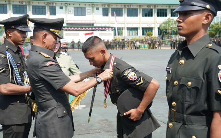  Panglima Kodam (Pangdam) IX/Udayana, Mayor Jenderal TNI Muhammad Zamroni, S.I.P., M.Sc., secara resmi menutup Pendidikan Pertama Bintara (Dikmaba) TNI AD Gelombang I Tahun Anggaran 2024