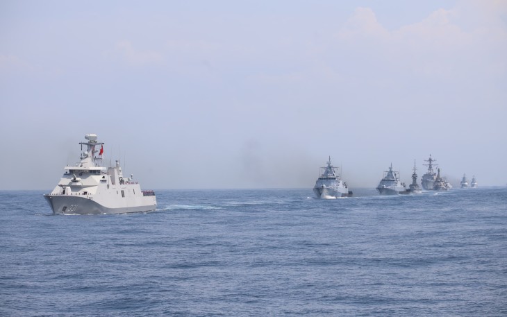 Formasi Kapal Perang di Selat Badung