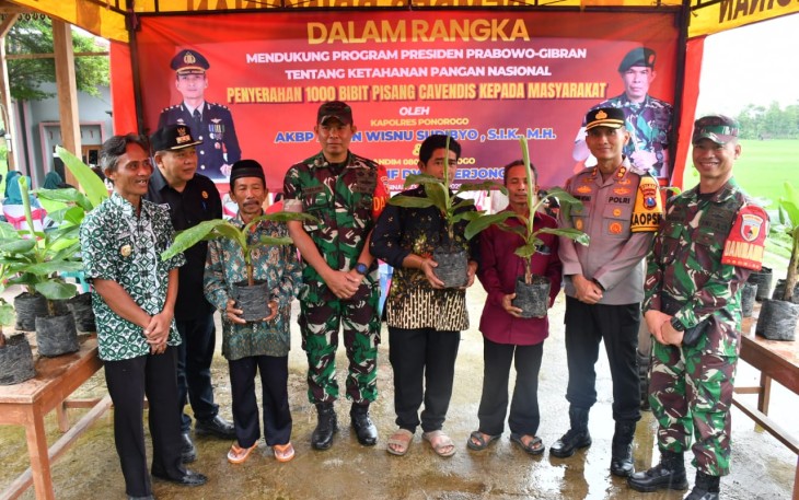 Kodim dan Polres Ponorogo saat Beri Bantuan Kepada Warga Korban Banjir dan Tanah Longsor
