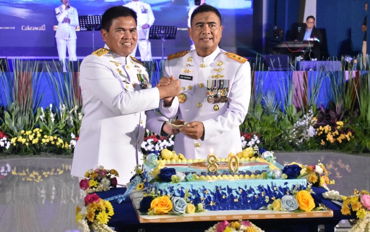 Kepala Staf Angkatan Laut (Kasal) Laksamana TNI Dr. Muhammad Ali memimpin secara langsung Upacara Peringatan Hari Jadi Ke-80 TNI Angkatan Laut tersebut