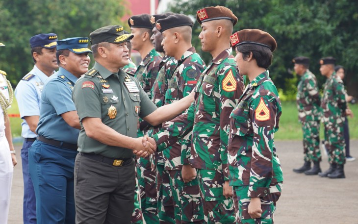 Kepala Staf Angkatan Darat (Kasad) Jenderal TNI Maruli Simanjuntak, M.Sc., menghadiri upacara pemberangkatan Kontingen Patriot Indonesia yang akan berpartisipasi dalam Parade Hari Republik India 2025 di New Delhi, India. Upacara pemberangkatan ini dipimpin oleh Menteri Pertahanan Republik Indonesia (Menhan RI) Sjafrie Sjamsoeddin, di Bandara Soekarno-Hatta, Tangerang, Banten, Kamis (16/1/2025)