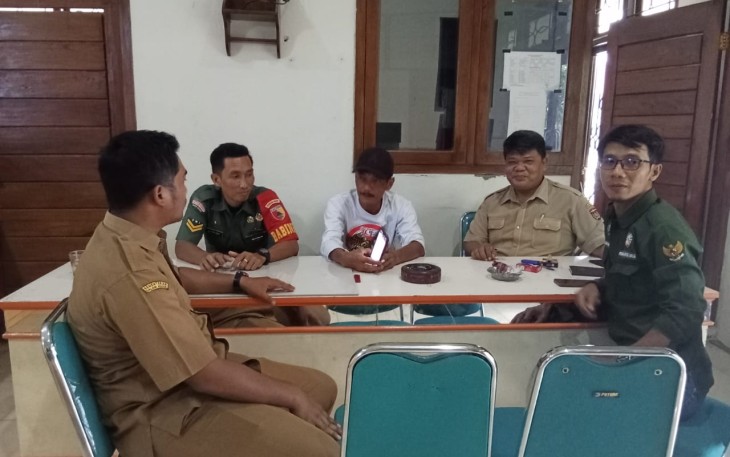 Babinsa Komsos Dengan Perangkat Desa