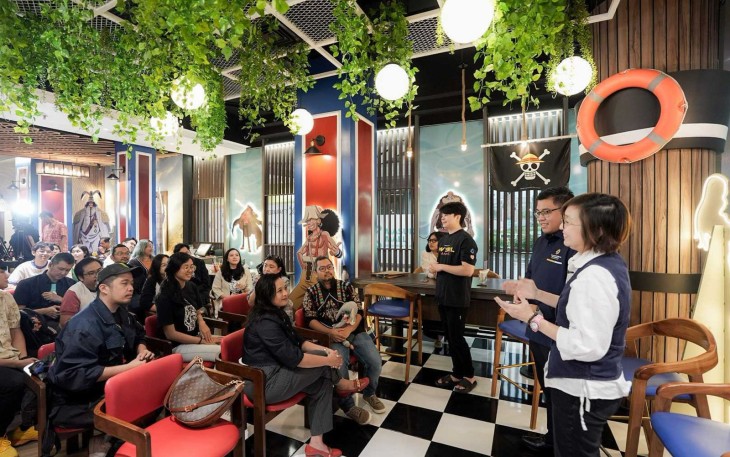 Wakil Menteri Ekonomi Kreatif Irene Umar dan Deputi Bidang Diseminasi dan Media Informasi Kantor Komunikasi Kepresidenan (PCO) Noudhy Valdryno ramah tamah dengan para pemilik IP lokal, Selasa (12/8). Foto: PCO