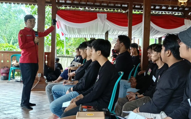 Aryo Seno Bagaskoro saat menyampaikan materi Ideologi dan Demokrasi dalam PKTD PDI Perjuangan Kota Surakarta, di Rumah Bina MBR, Kemuning, Ngargoyoso, Kabupaten Karanganyar Sabtu (4/1/2024).