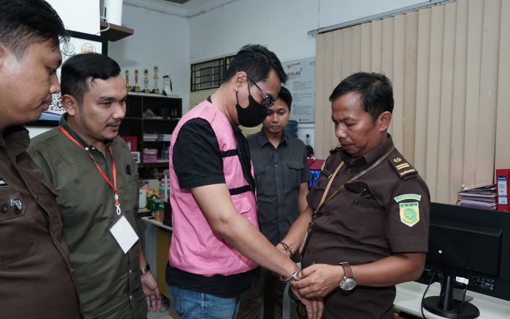 Tim Penyidik Kejati Sumut Serahkan Tersangka Dugaan Korupsi Penyaluran Kredit PT Bank Sumut Cabang Melati