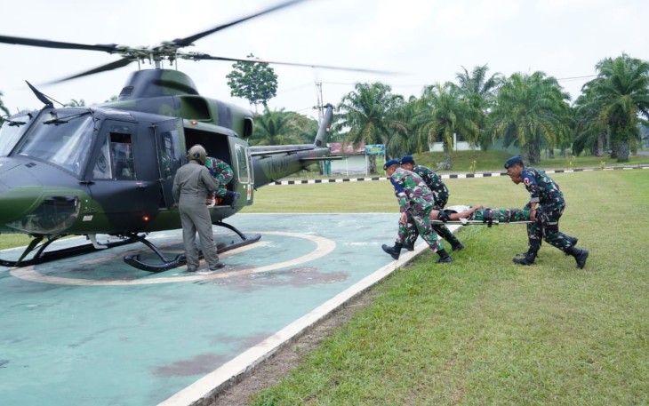 Sejumlah prajurit TNI yang berasal dari Batalyon Kesehatan (Yonkes) Denma Mabesau menggelar Evakuasi Medis Udara (Air Medevac) yang menjadi salah satu dalam rangkaian kegiatan Latihan Gabungan Bersama Multinasional Super Garuda Shield (SGS) 2025 bertempat di Puslatpur TNI AD Baturaja, Sumatera Selatan, Jumat (29/8/2025)