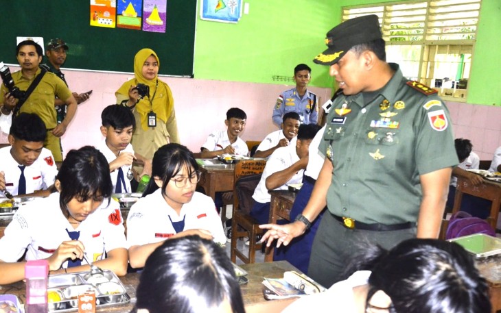 Kodim 0735/Surakarta Bantu Distribusikan Makanan Bergizi Gratis di Kota Solo