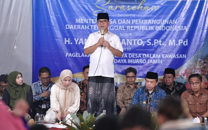Mendes PDT Yandri Susanto saat memberi arahan dalam acara sarasehan bersama warga Desa Danau Lamo, Kecamatan Maro Sebo, Kabupaten Muaro Jambi, pada Minggu (5/1/2024) malam.