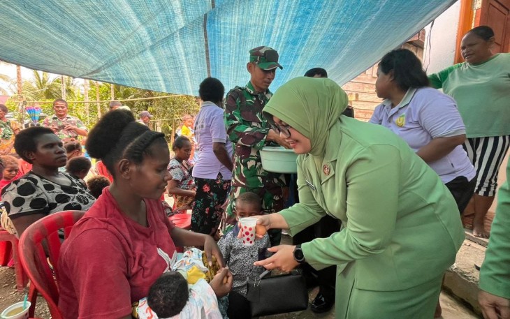 Kodim 1710/Mimika Beri Makanan Tambahan Kepada Balita Jelang Peringatan HUT TNI ke-80
