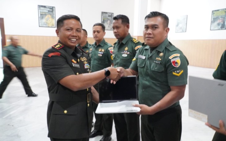 Komandan Kodim (Dandim) 0803/Madiun, Letkol Inf I Nyoman Adhisaputra, menyerahkan bantuan sarana pendukung berupa delapan unit laptop, empat unit komputer (PC), satu unit kamera DSLR, dan satu unit televisi berukuran 55 inci kepada staf jajaran Kodim 0803/Madiun