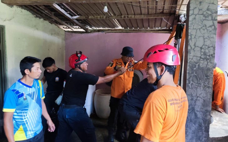 Evakuasi seekor kambing terperosok ke sumur sedalam 20 meter di Gaum, Tasikmadu, Karanganyar, pada Kamis (29/5/2025)
