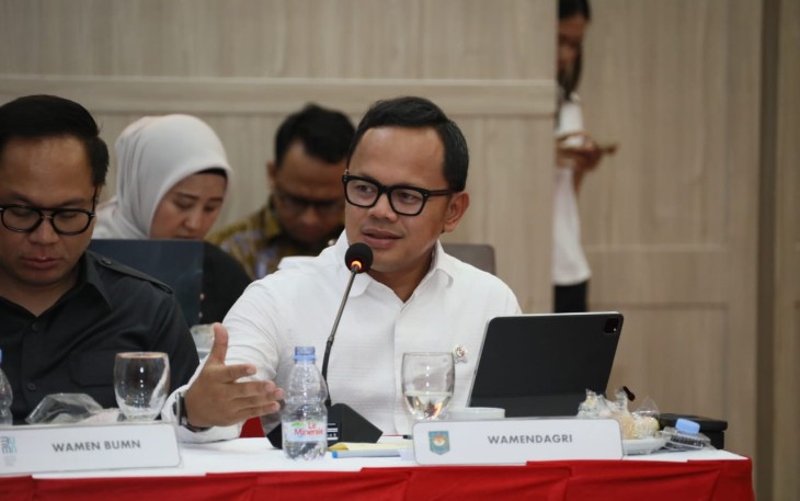 Wamendagri Bima Arya Sugiarto saat memimpin Focus Group Discussion (FGD) bersama Wali Kota Cilegon Helldy Agustian di Aula Sekda II, Kompleks Kantor Wali Kota Cilegon, Banten, Jumat (10/1/2025).
