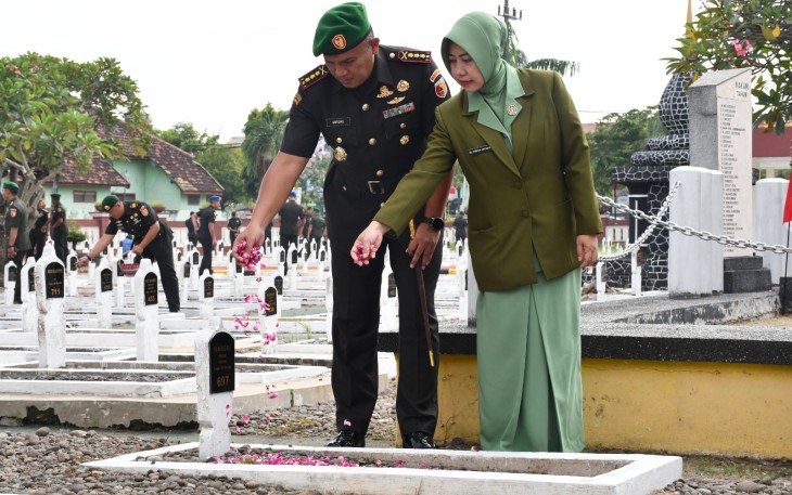 Korem 081/DSJ menggelar ziarah rombongan di Taman Makam Pahlawan (TMP) Madiun, Kamis (11/12/2025). Kegiatan ini  bertujuan untuk memperingati Hari Juang TNI AD ke-80