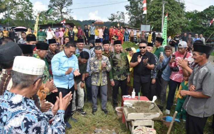 Wakil Menteri Pendidikan Dasar dan Menengah (Wamendikdasmen) Fajar Riza Ul Haq menghadiri peletakan batu pertama (groundbreaking) TK ABA ‘Aisyiyah di Ketenong, Lebong, Bengkulu, bersama Bupati Lebong, Azhari dan Ketua Yayasan Surya Semesta Pena, Husni Amriyanto, Ahad (10/08)