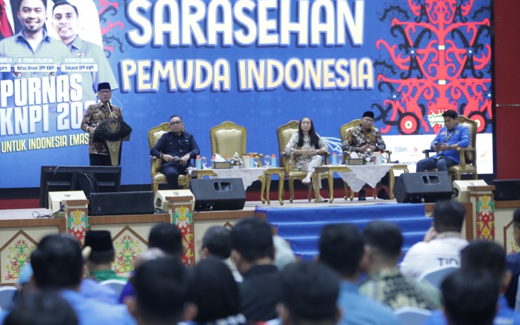 Menteri Desa dan Pembangunan Daerah Tertinggal (Mendes PDT) Yandri Susanto saat menyampaikan Keynote speaker dalam sarasehan Pemuda Indonesia yang digelar oleh DPP KNPI di aula kantor Gubernur Kalimantan Tengah, Jumat (4/7/2025)