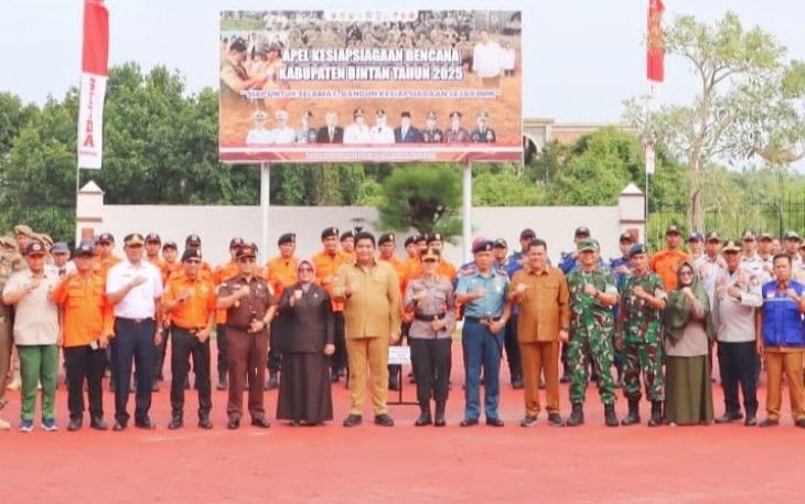 Bupati Bintan Roby Kurniawan menjadi Pembina pada saat Apel Kesiapsiagaan Bencana Kabupaten Bintan, Selasa (12/08) di Halaman Kantor Bandar Seri Bentan