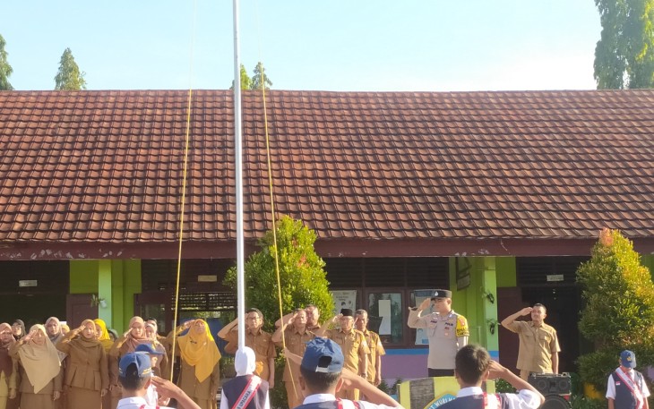Personel Polsek Belitang III Jadi Pembina Upacara di SMP Negeri I Belitang Jaya