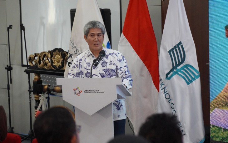 Foto bersama dengan para siswa yang hadir dalam kegiatan pembukaan Beasiswa APERTI BUMN tahun 2025