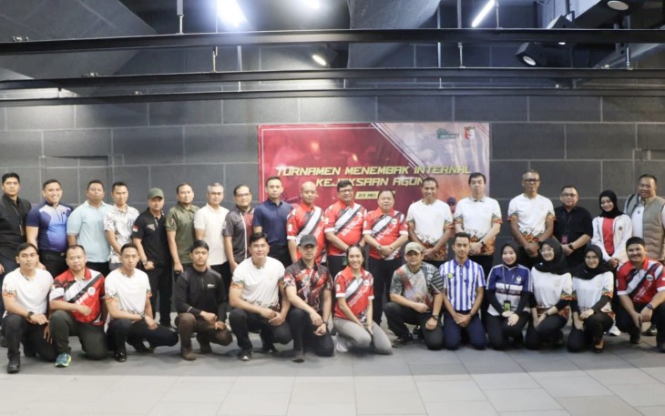 Foto bersama , di Lapangan Tembak Adhyaksa Shooting Range lantai 21 Gedung Utama Kejaksaan Agung (Kejagung) Jakarta