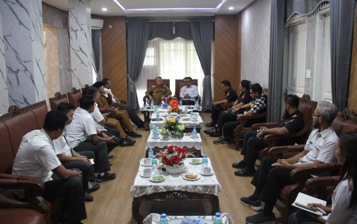 Perwakilan Kementerian Keuangan Satu (Kemenkeu Satu) Lhokseumawe yang terdiri dari Kepala Kantor Bea Cukai Lhokseumawe Agus Siswadi, Kepala KPPN Lhokseumawe Kurniawan, dan Kepala Kantor Pajak Pratama Lhokseumawe Sutanto Agustiono melakukan kunjungan silaturahmi dan koordinasi dengan Bupati Aceh Utara, Ismail A. Jalil (Yahwa), Senin (21/04/2024), di Meuligo (pendopo) Kabupaten Aceh Utara
