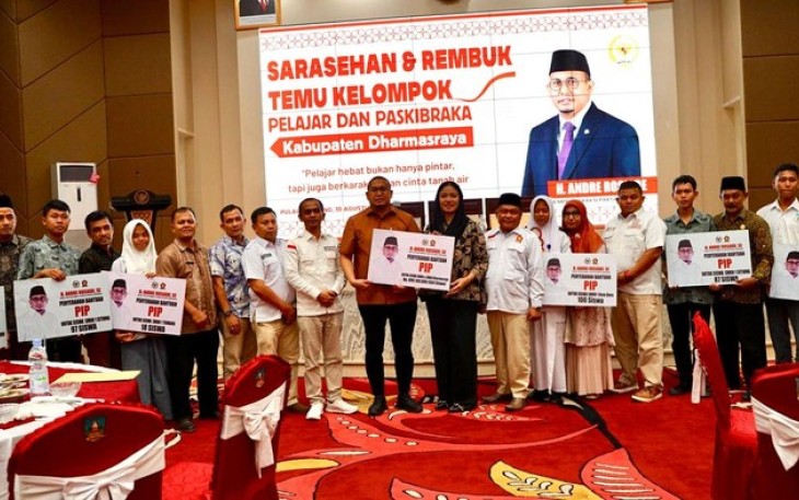 Wakil Ketua Komisi VI DPR RI, Andre Rosiade saat Salurkan Beasiswa PIP Rp899 Juta di Dharmasraya 