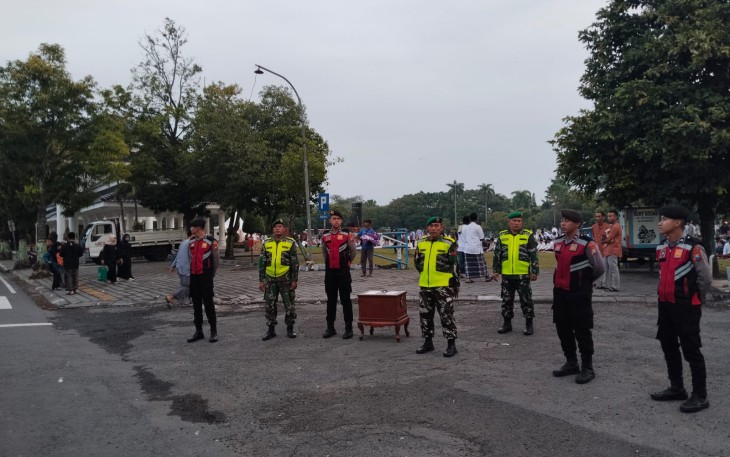 Babinsa Koramil 01Ngawi Bersama Instansi Terkait Monitoring Pelaksanaan Sholat Idul Fitri Di Wilayah Binaan.