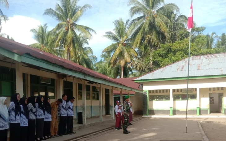 Satgas TMMD Ke-124 Kodim 0408/BS Ikut Upacara Bendera Di Sekolah 
