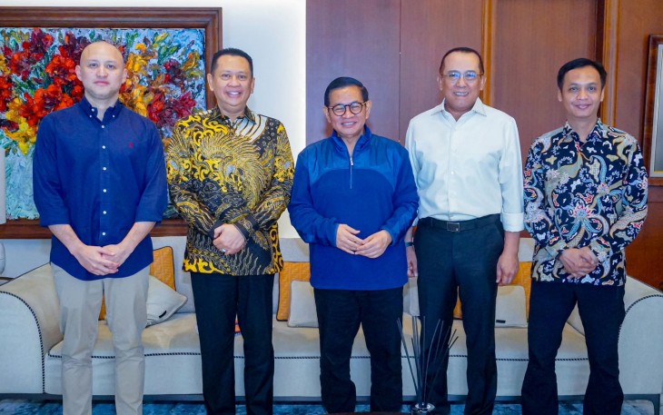 Ketua Umum Ikatan Motor Indonesia Bambang Soesatyo bertemu Gubernur DKI Jakarta Terpilih Pramono Anung di kediaman pribadi di Jakarta, Selasa (18/2/2025)