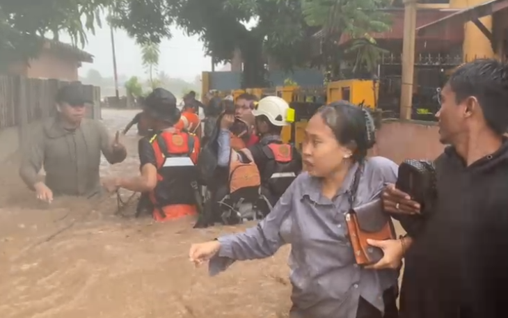 Puluhan warga saat dievakuasi ke tempat aman