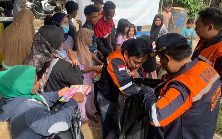 Relawan Bea Cukai saat Salurkan Bantuan bagi Korban Banjir di Sawang