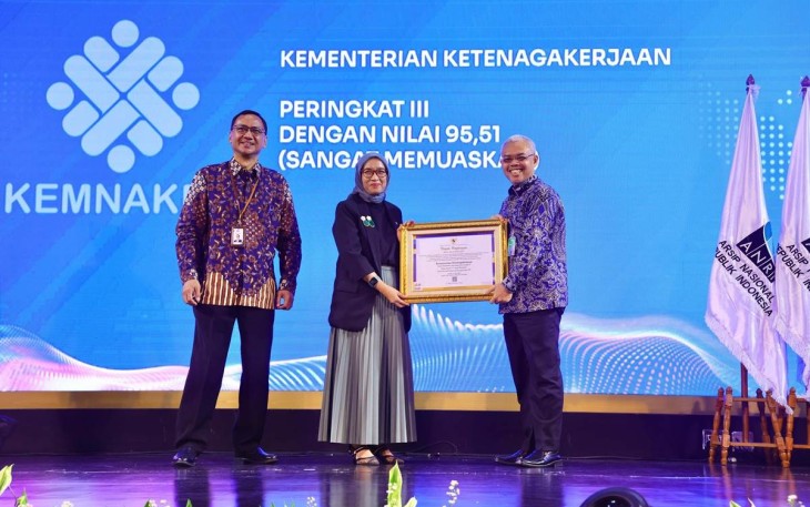 Sekjen Kemnaker Chris Kuntadi saat menerima penghargaan 