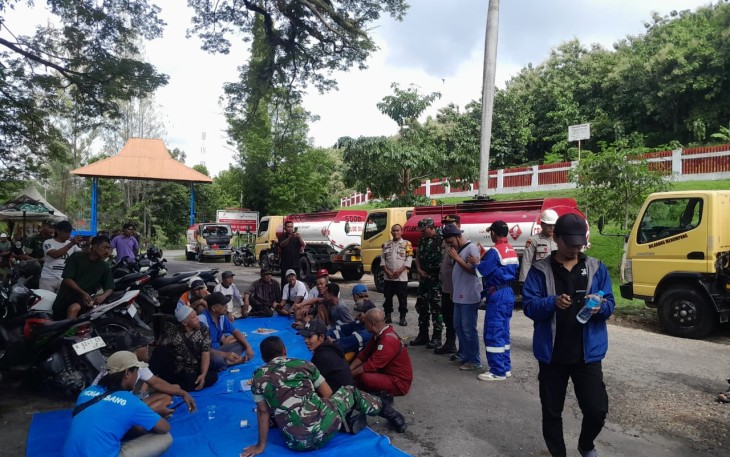 Ratusan penambang minyak sumur tua Ledok turun ke pertigaan jalan yang tidak jauh dari lokasi Distrik Ledok Pertamina EP Field Cepu Zona 11