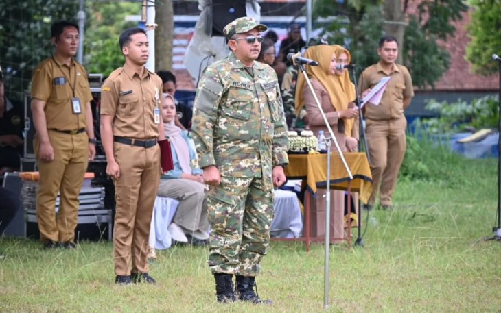 Bupati Rober Christanto memimpin apel penyerahan SK Pengangkatan CPNS Karanganyar di Lapangan Desa Bangsri, Karangpandan, Senin (2652025) siang.