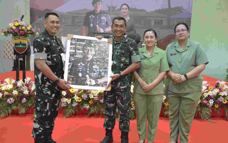 Danrem 023/KS Kolonel Inf Jansen P Nainggolan saat menerima cenderamata 