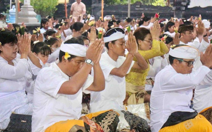 Upacara Pujawali di Pura Jala Sukma Dharma