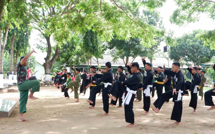 Latihan pencak silat militer prajurit Kodim 0801/Pacitan