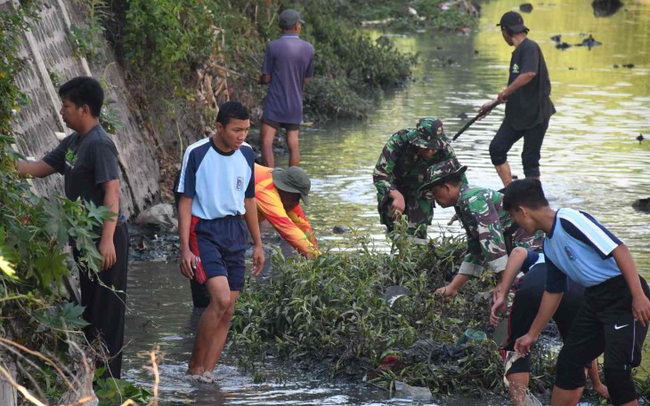 Pembersihan sungai Maling di Kelurahan Tawangrejo, Kota Madiun, Selasa (23/9)