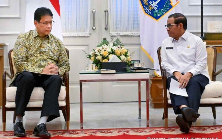 Menkeu Purbaya Yudhi Sadewa bersama Gubernur DKI Jakarta Pramono Anung di Jakarta, Selasa (7/10)