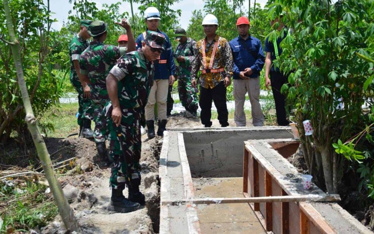 Danrem 083/Bdj Kolonel Inf Kohir saat meninjau langsung pembangunan irigasi di Banyuwangi, Minggu (26/10)