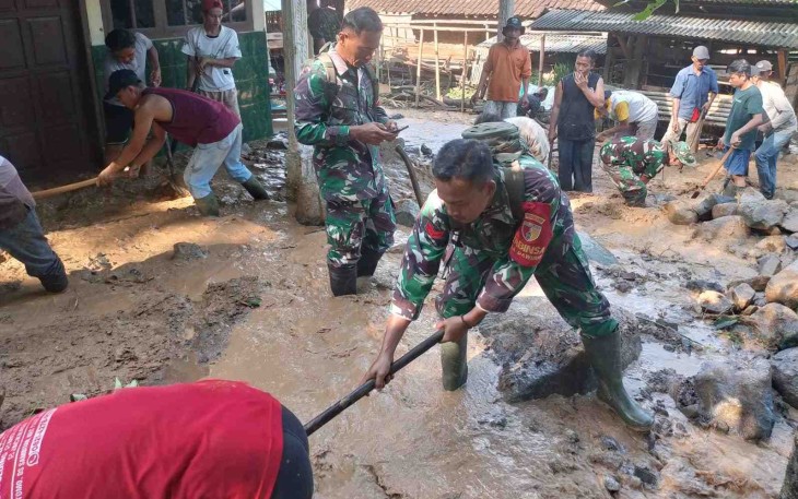 Evakuasi material longsor di wilayah desa binaan 