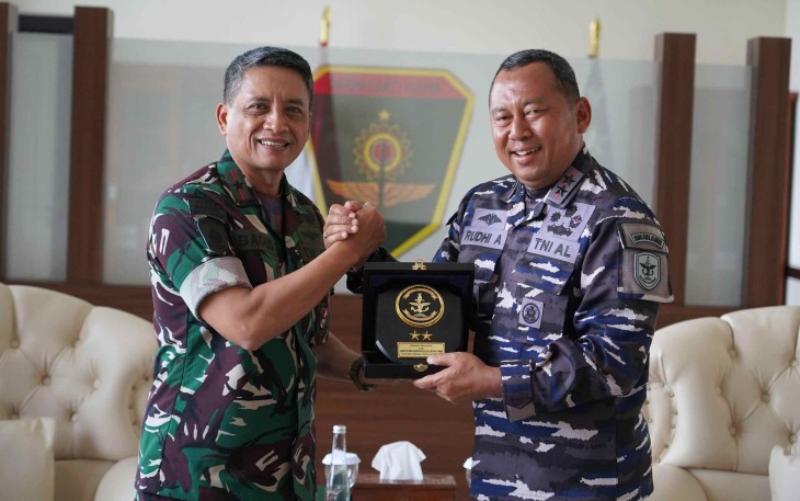 Pangkolinlamil Laksda TNI Rudhi Aviantara menerima cenderamata Pangdivif 3 Kostrad di Makassar, Selasa (4/11)