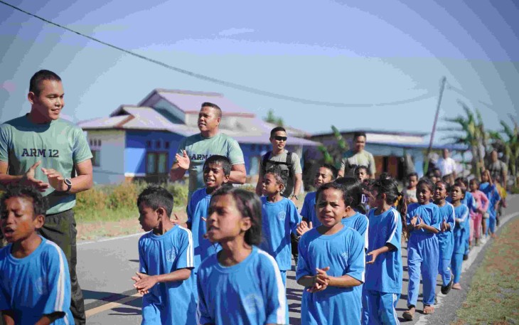 Jalan sehat Satgas Yonarmed 12 Kostrad 
