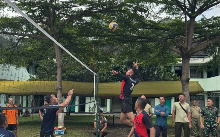 Spike keras pemain Pussimpur saat mengalahkan tim gabungan 