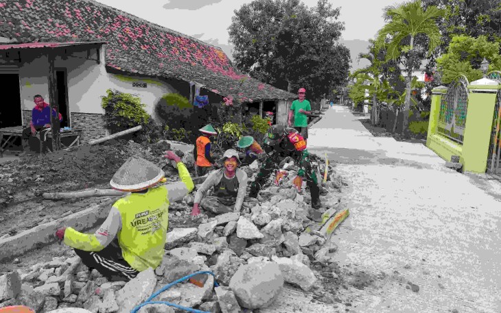 Gotong royong bangun saluran air wilayah desa binaan 