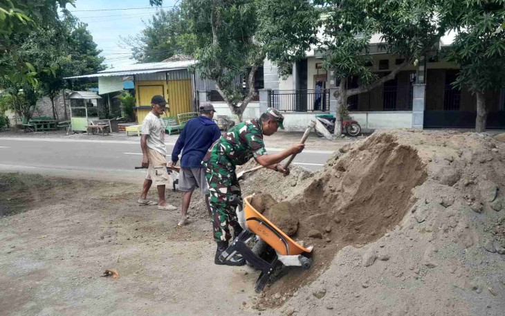 Kerja bakti pengurukan tanah di wilayah desa binaan 