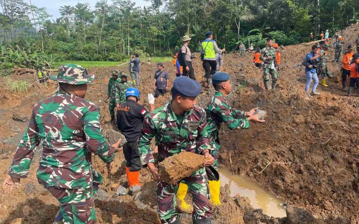 Personel Lanud J.B Soedirman di lokasi bencana, Kamis (20/11)