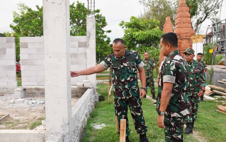 Danrem 081/DSJ Kolonel Arm Untoro Hariyanto meninjau pembangunan koperasi merah putih di Ponorogo, Rabu (10/12)